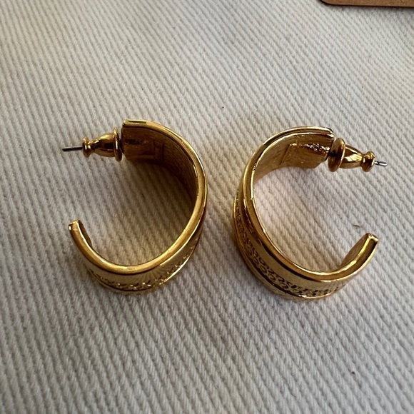 2 Pair of Vintage Monet Gold tone Pierced earrings - Picture 9 of 11